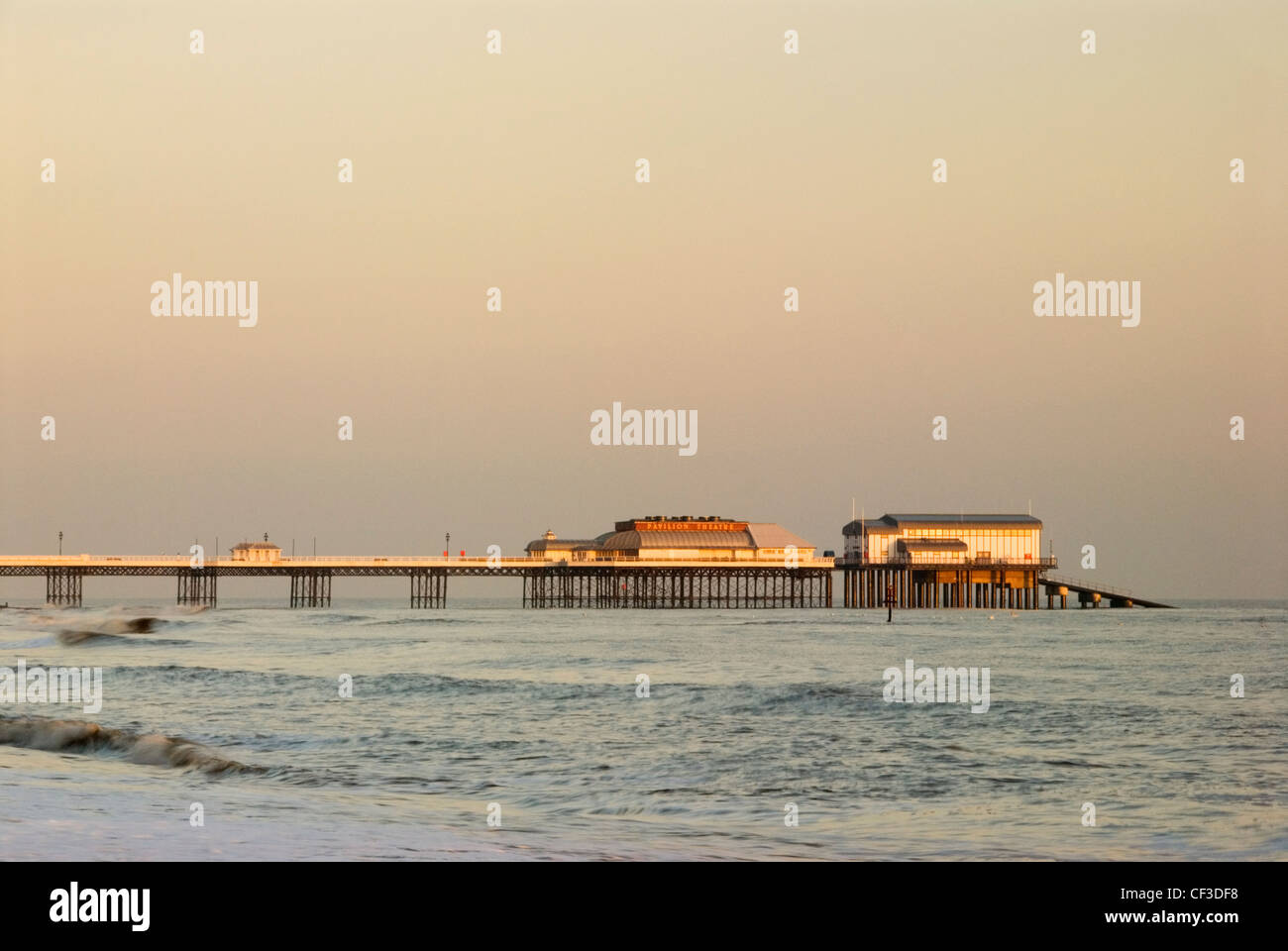 Einen Blick auf Cromer Pier. Cromer verfügt über eines der ersten Pfeiler des 20. Jahrhunderts gebaut worden, aber der aktuelle Pier Stockfoto