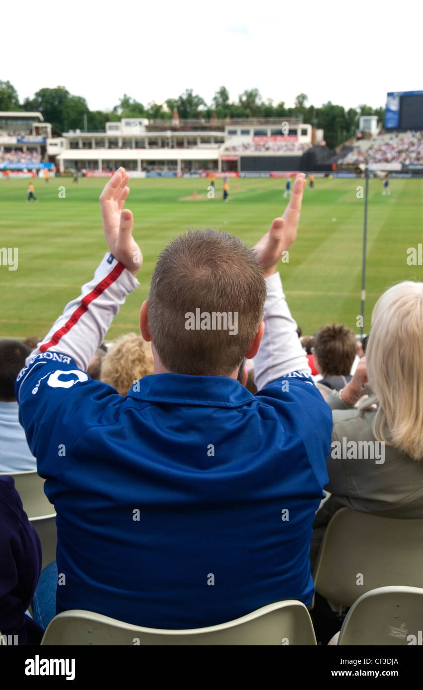 Englische Cricket-Fan auf Edgbaston Cricket Ground. Cricket ist der zweitgrößte Sportart der Welt und es gibt mehr als hundert Stockfoto