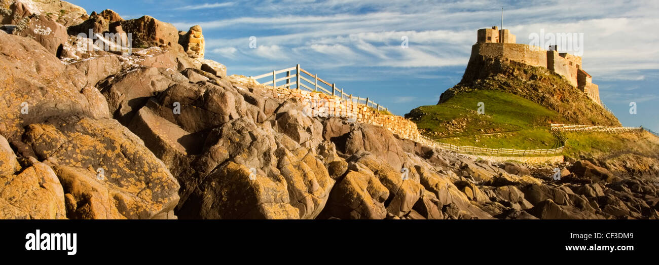 Einen Panoramablick auf die heilige Insel Lindisfarne. Die Nordsee vor Lindisfarne bietet ein gefährliches Leben für eine kleine Anzahl Stockfoto