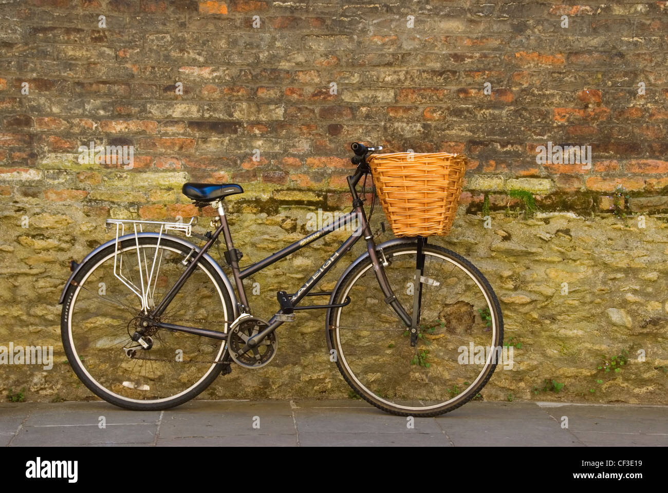 Ein Fahrrad, eine Wand in Cambridge gelehnt. In der Vergangenheit haben Studenten der Cambridge Universität nicht Laufwerk Motoris gestattet worden Stockfoto