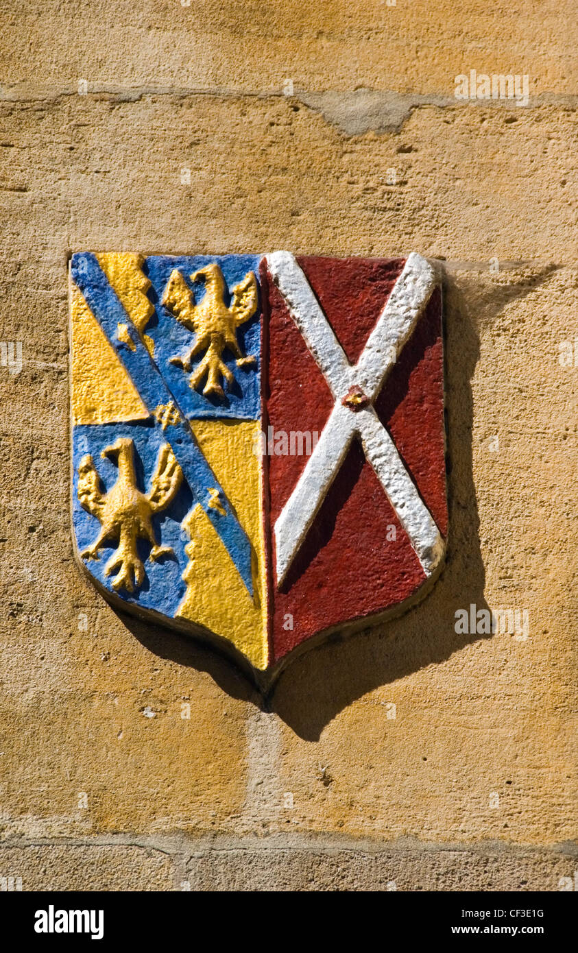 Ein Wappen außerhalb Kings College an der Universität Cambridge. Der junge Heinrich VI. legte den ersten Stein des Königs College in Stockfoto