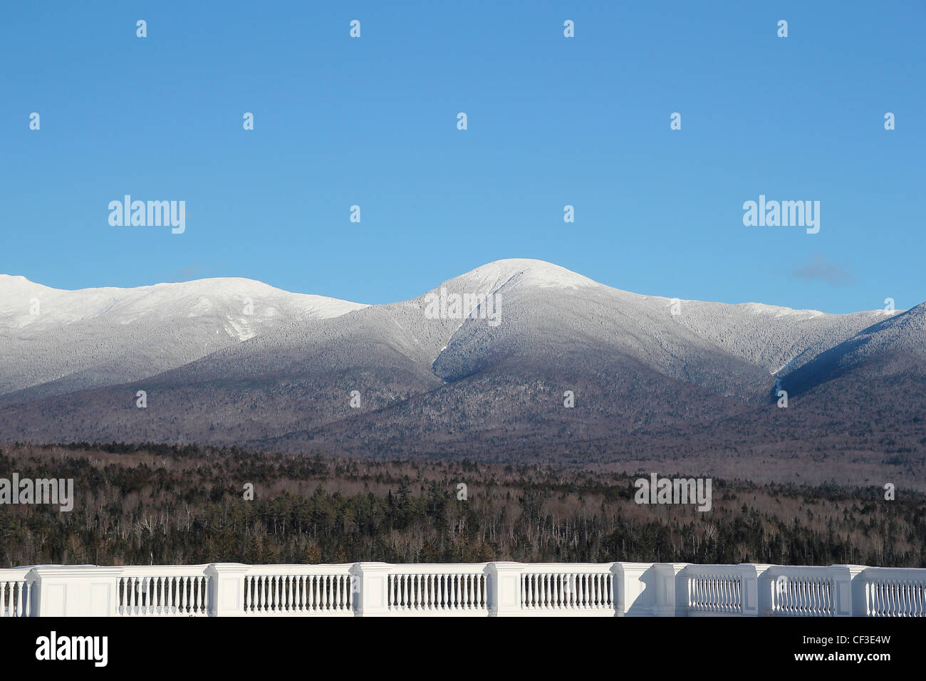 Blick auf die weißen Berge von der Veranda des Omni Mount Washington Hotel Stockfoto