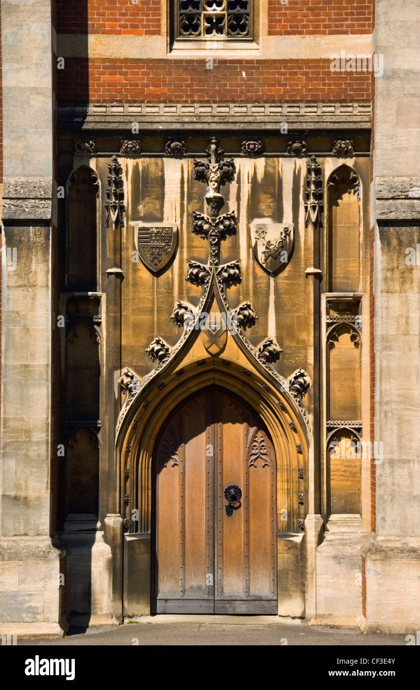 Alte verzierte Holztür am Queens College in Cambridge. Queens' College ist nach des Finale mit dem Apostroph geschrieben "weil Stockfoto