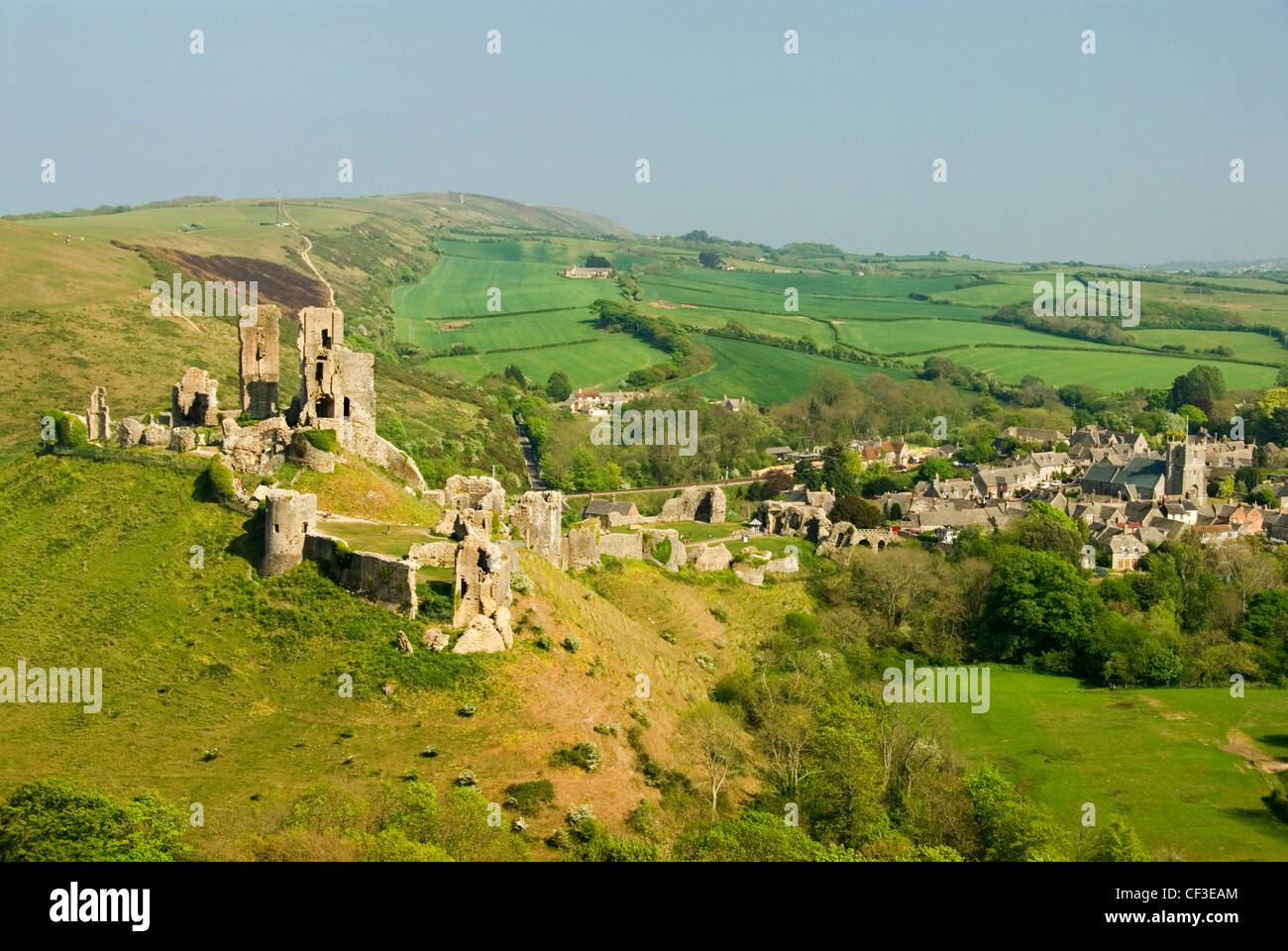 Ein Blick in Richtung Corfe Castle und das Dorf Corfe. Stockfoto