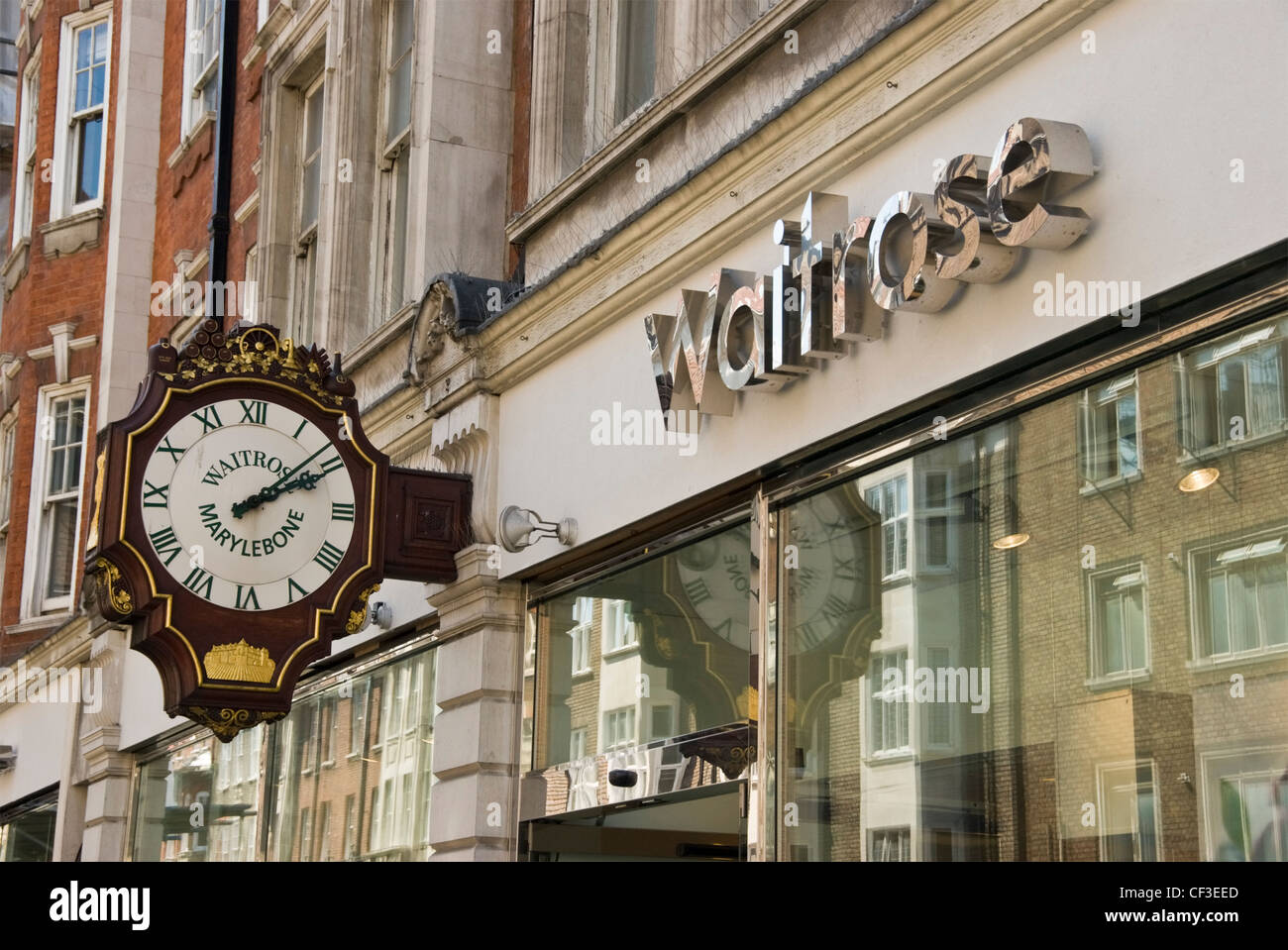 Nahaufnahme der alten Uhr außerhalb Waitrose in Marylebone High Street. Stockfoto