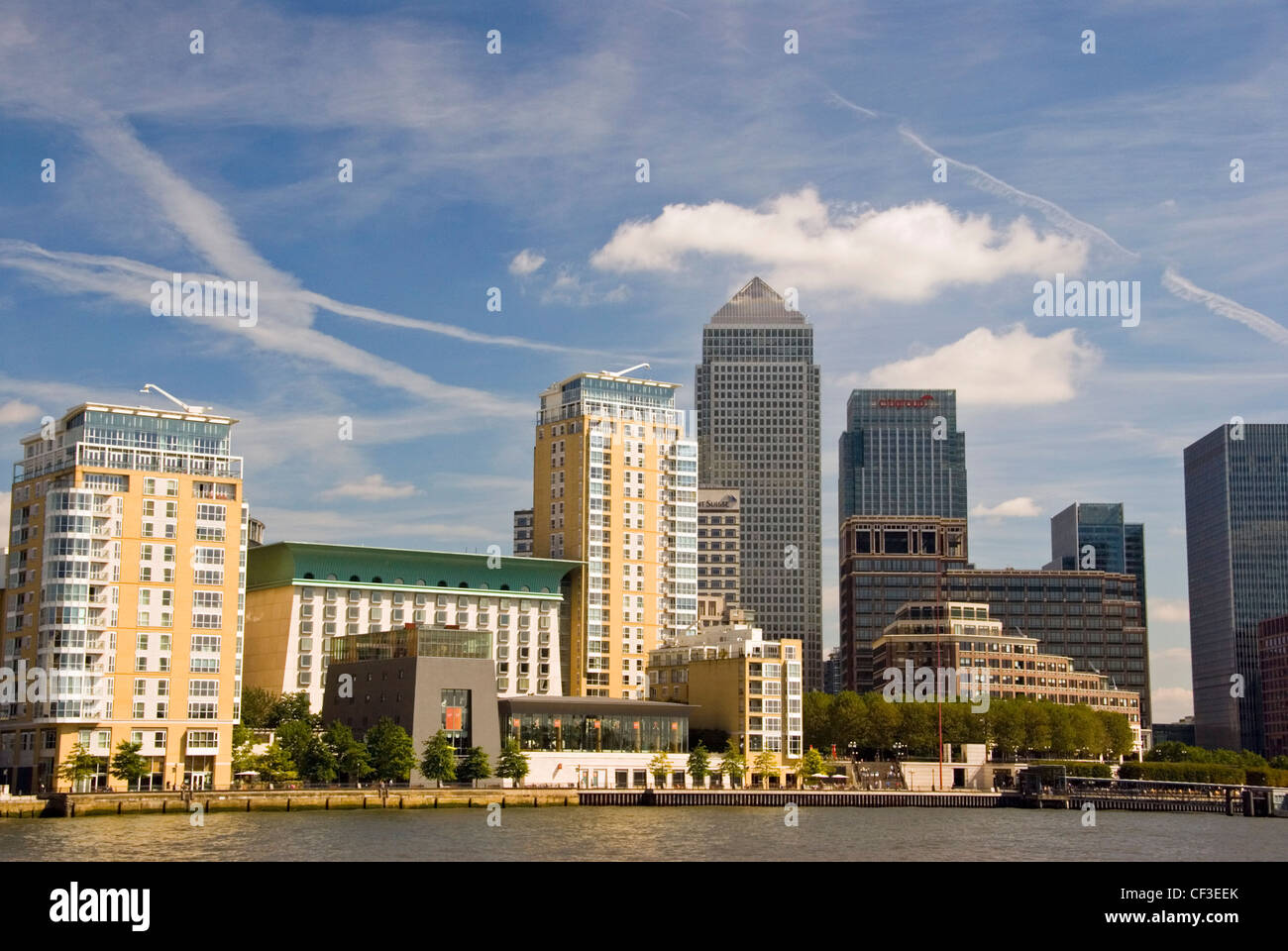 Blick über die Themse, die Wolkenkratzer von Canary Wharf. Stockfoto