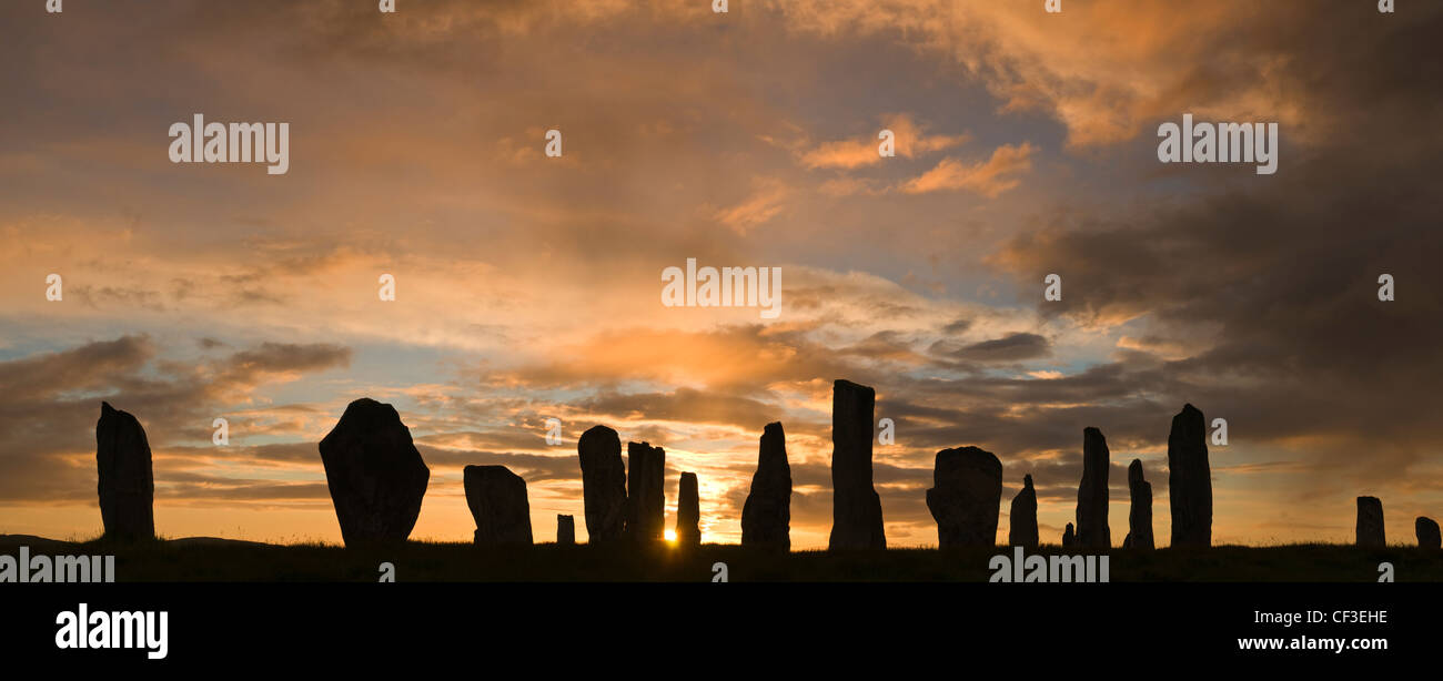 Eine Silhouette aus dem alten Menhire von Callanish 1 in der Isle of Lewis. Stockfoto