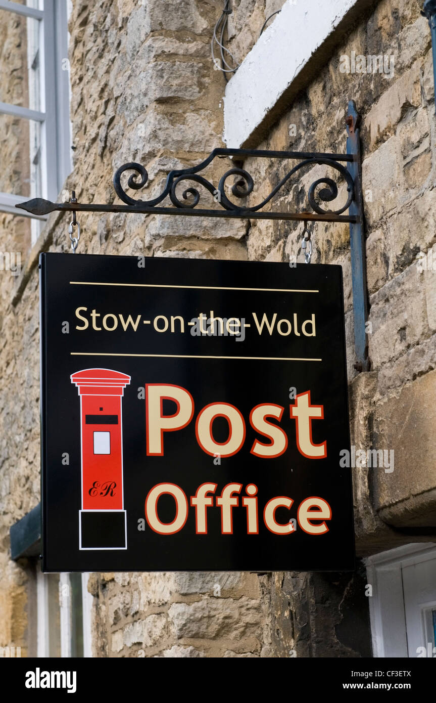 Betrachten die traditionelle Postamt Schild am Stow auf die würde. Stockfoto