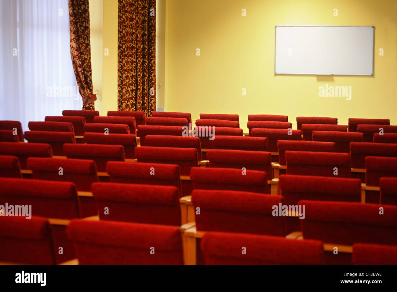 übersehen von leeren Saal. ein Stuhlreihen. Fenster in der linken Seite des Bildes. konzentrieren Sie sich auf einem Bildschirm Stockfoto