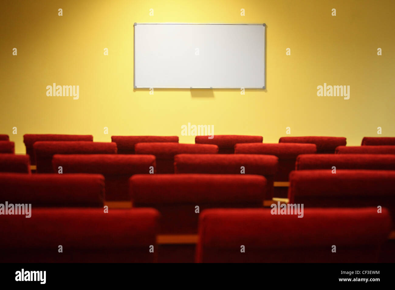 leere Konferenzsaal. konzentrieren Sie sich auf einen Bildschirm. Stuhlreihen in unscharf. Stockfoto