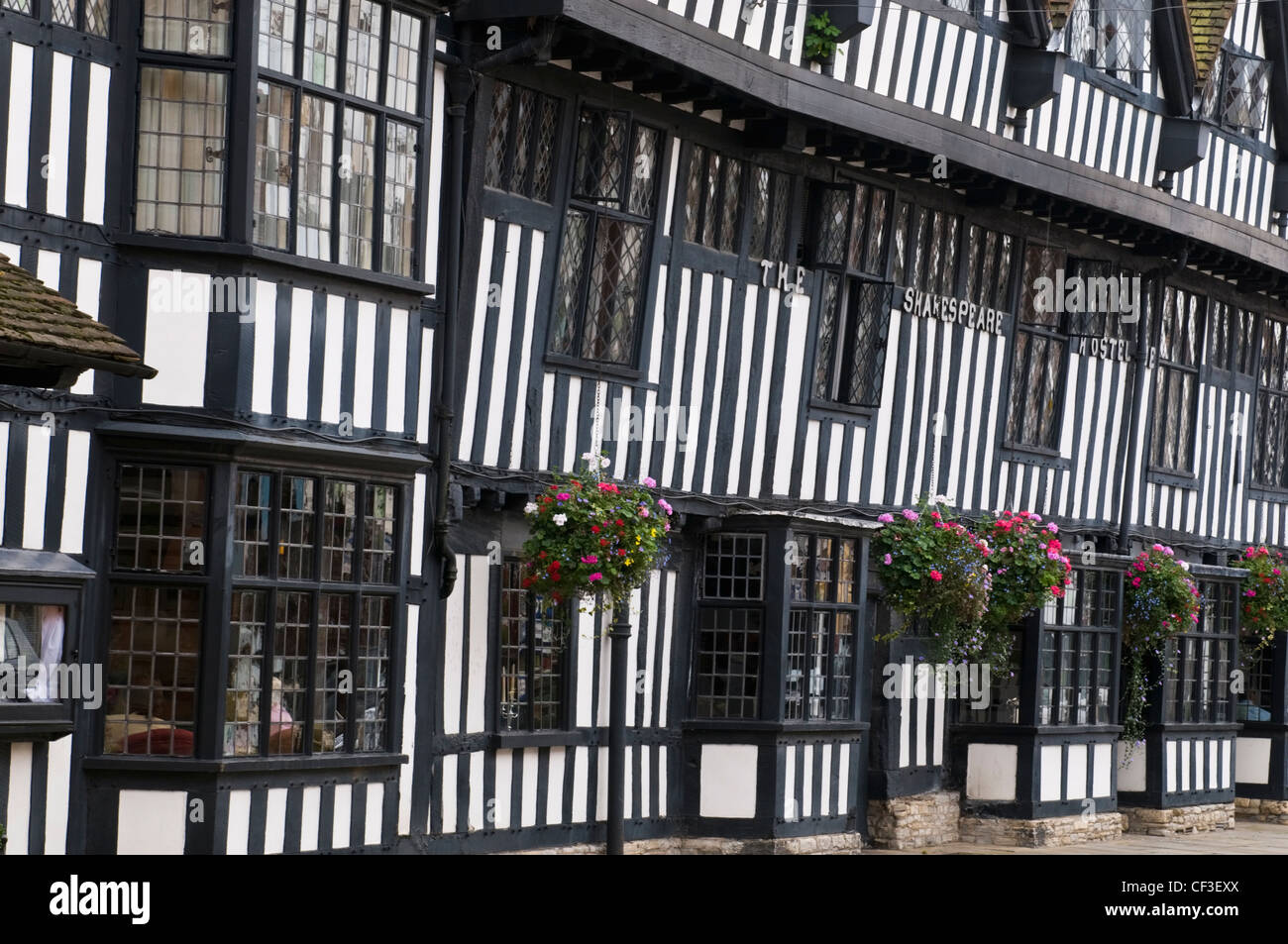 Hängenden Körben auf die alten Holzbalken Fassade des Shakespeare Hotel in Stratford-upon-Avon. Stockfoto