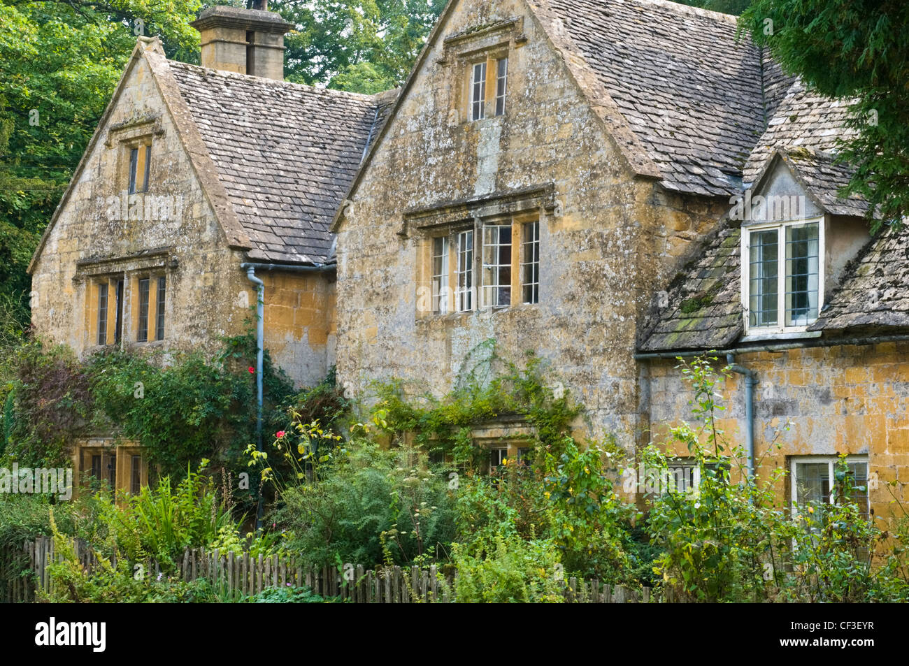 Eine traditionelle Cotswold-Hütte in dem malerischen Dorf Bibury. Stockfoto