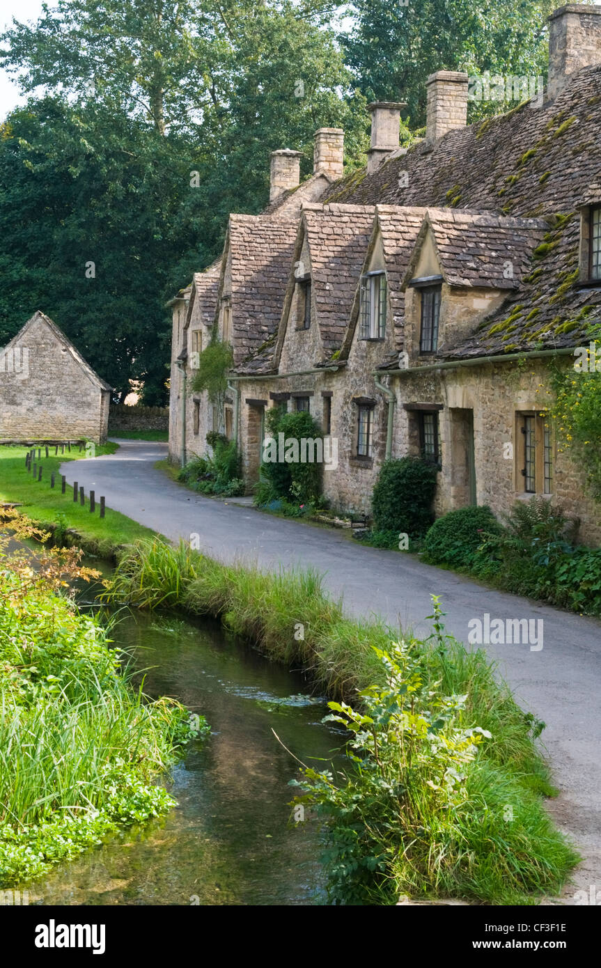 Eine Reihe von traditionellen Cotswold Cottages im Dorf Bibury. Stockfoto