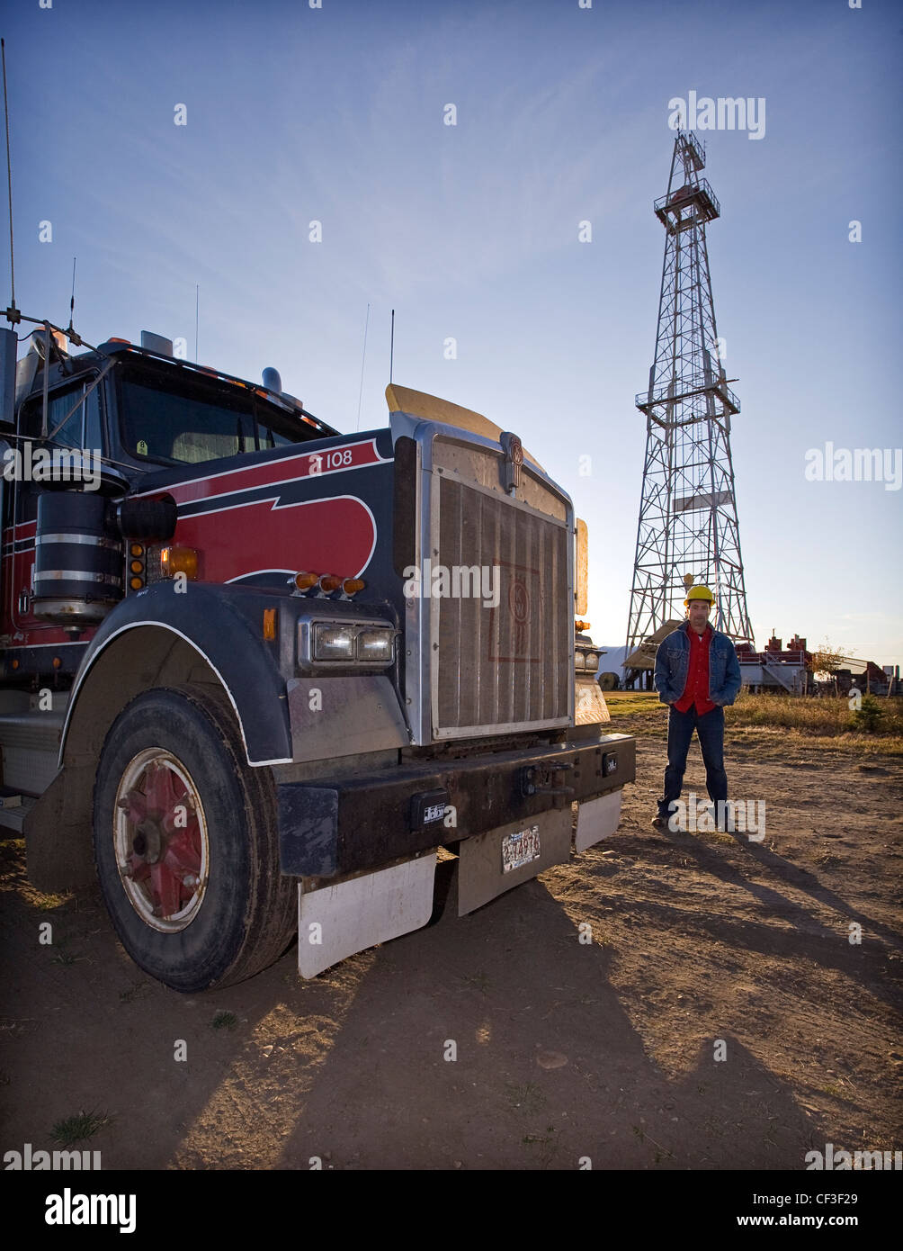 LKW vor Öl-Bohr-Derrick geparkt. Stockfoto