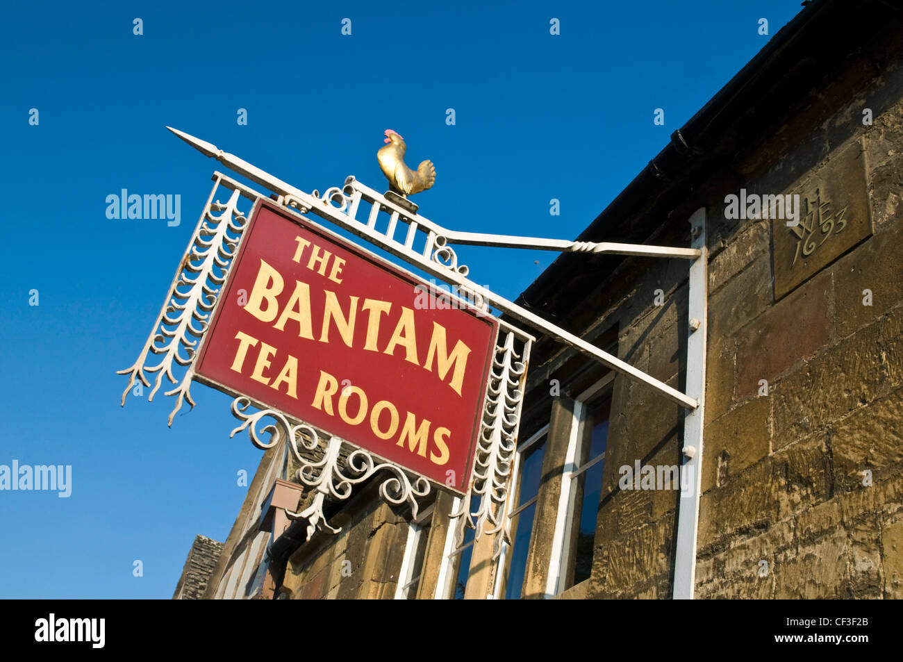 Blickte zu einer traditionellen Tee Zimmer Zeichen in den Straßen von Chipping Camden. Stockfoto