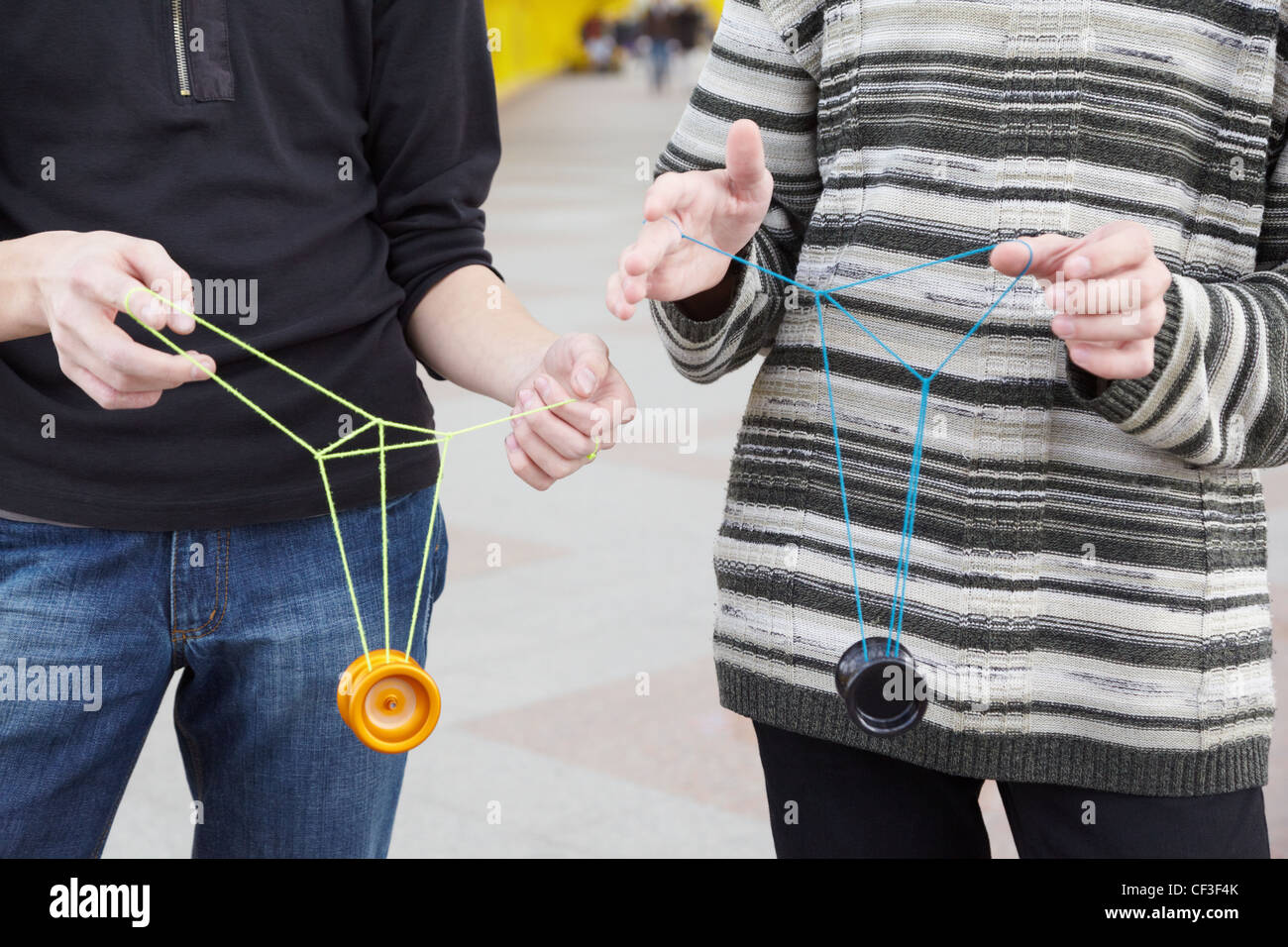 Yo yo spielzeug -Fotos und -Bildmaterial in hoher Auflösung – Alamy