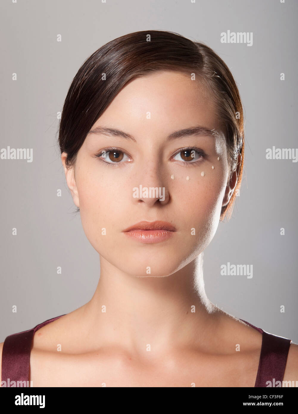 Schritt für Schritt Make Up weibliche kurze brünette Haare, Concealer-Spots  in den unter Augenpartie, ernsten, Blick in die Kamera Stockfotografie -  Alamy