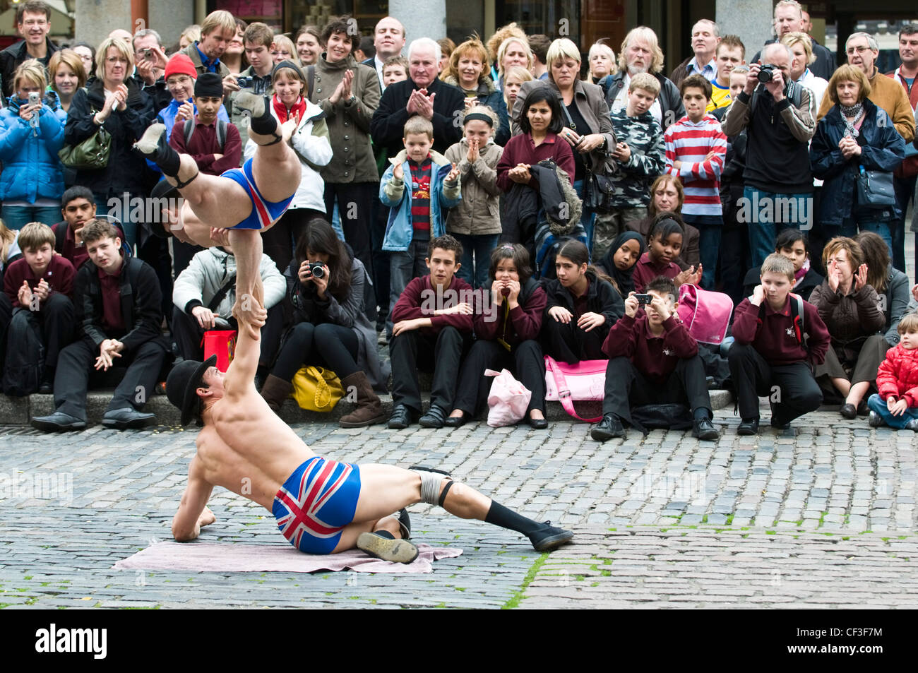 Straßenkünstler unterhalten die Massen in Covent Garden. Stockfoto