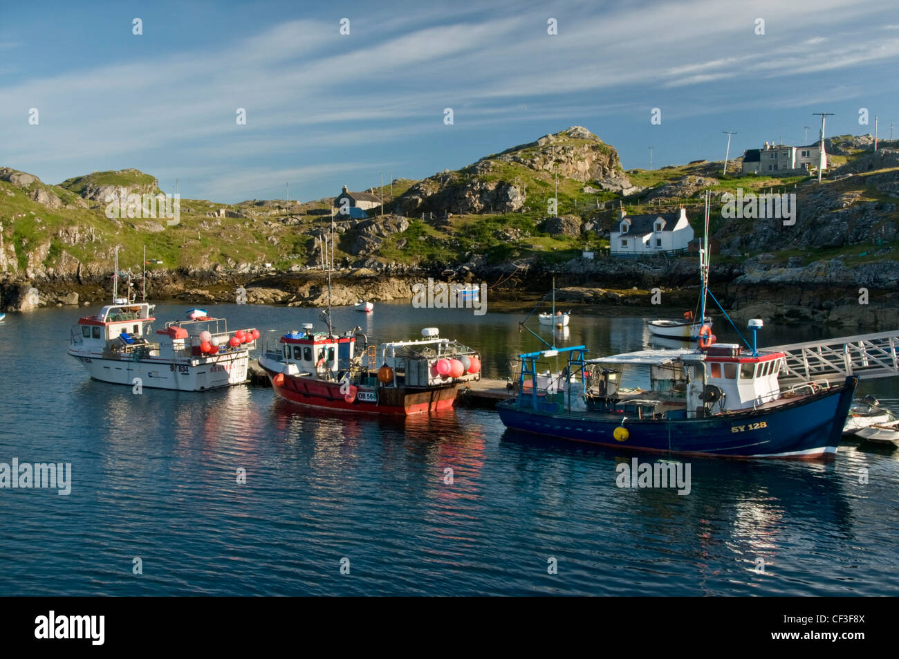 Ein Blick auf den Hafen von Scalpay nur weg von der Isle of Harris. Stockfoto