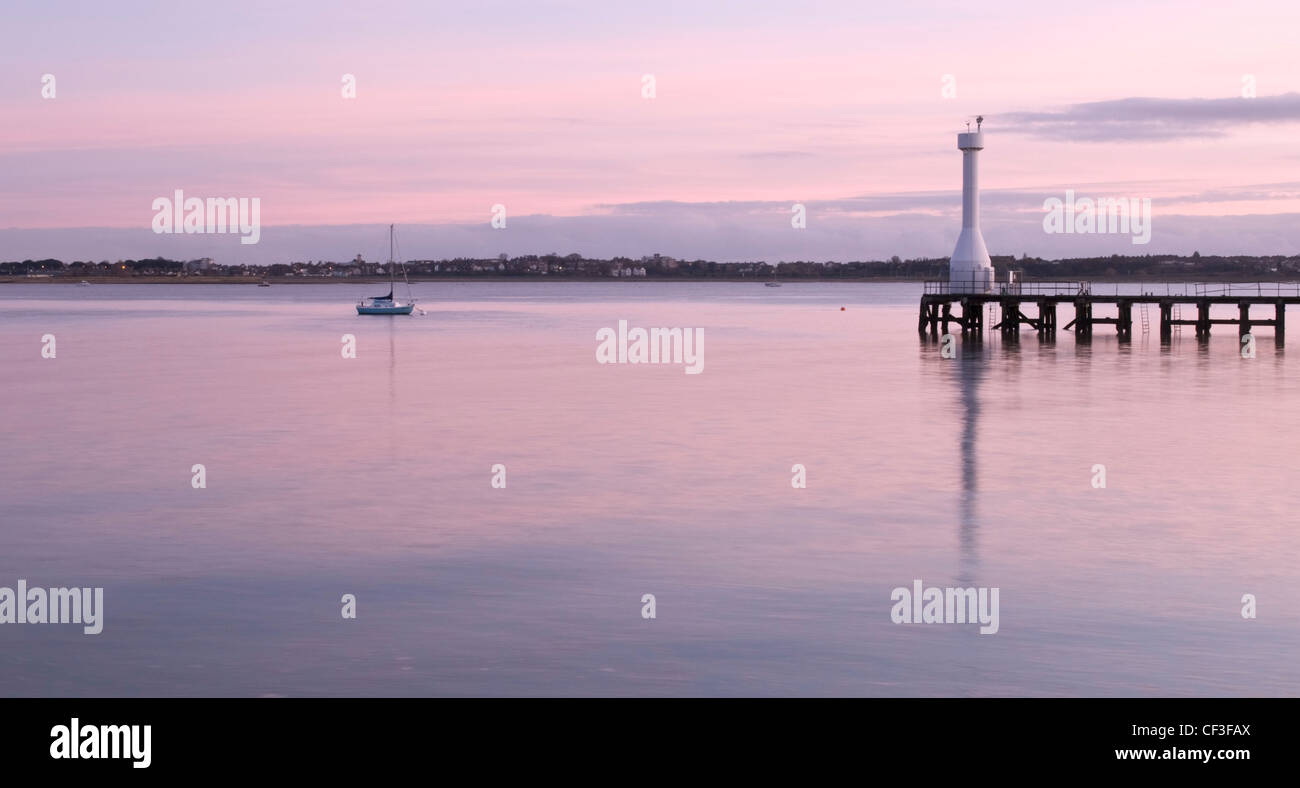 Ein Blick in Richtung Harwich dockt aus Shotley Gate bei Sonnenuntergang. Stockfoto