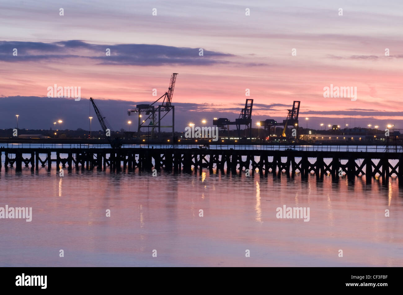 Blick auf eine beleuchtete Harwich dockt aus Shotley Gate bei Sonnenuntergang. Stockfoto