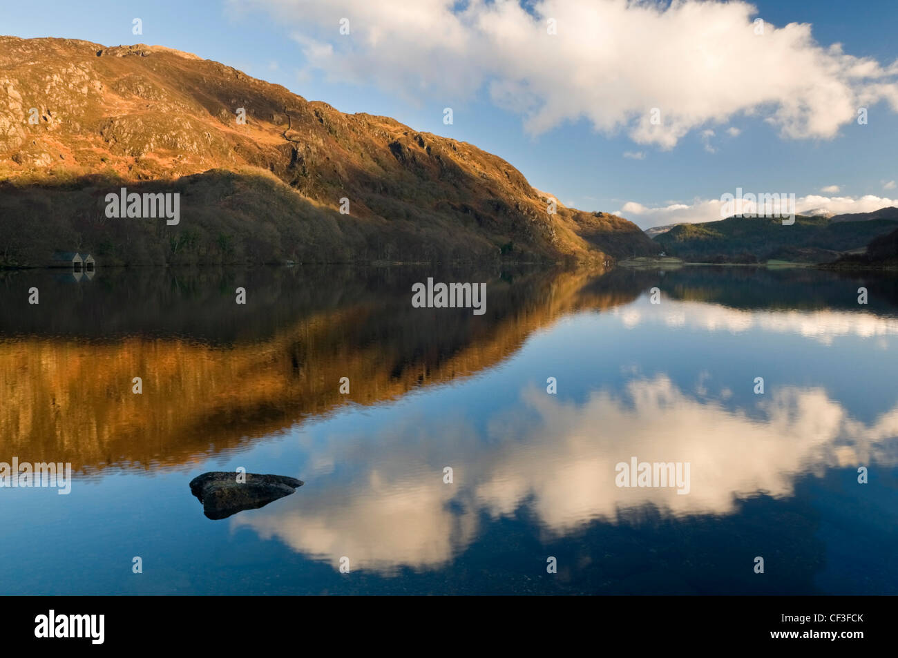 Im See Llyn Dinas in das Tal von Nant Gwynant spiegelt sich der Himmel. Stockfoto