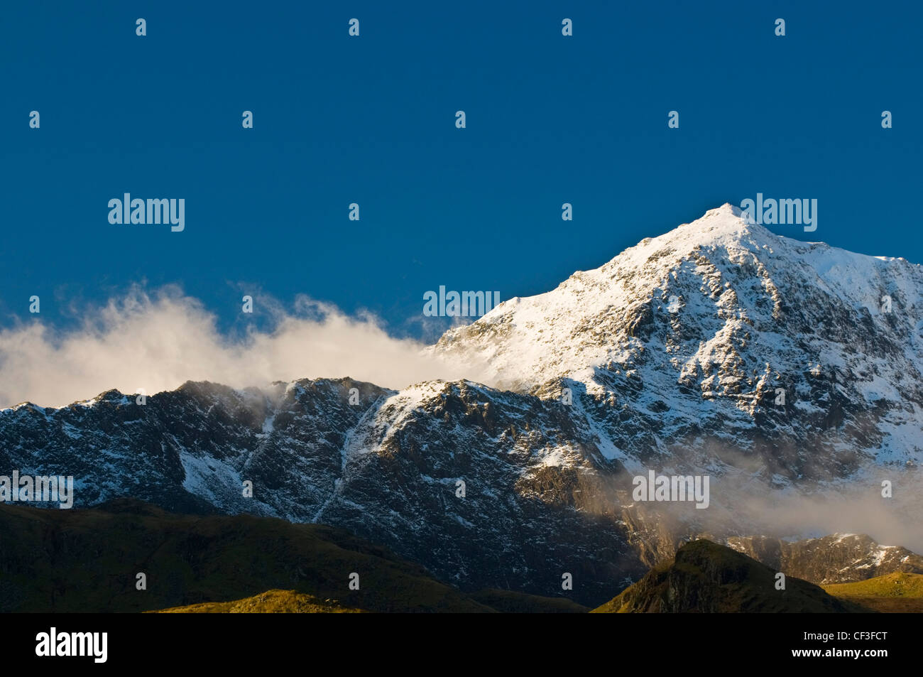 Ein Blick auf den Schnee begrenzt Mount Snowdon aus Lyln Gwyant-Tal. Stockfoto