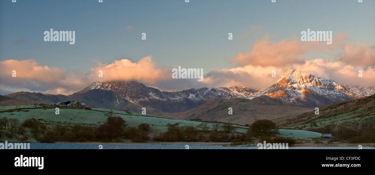 Ein Blick auf rosa Wolken um den Gipfel des Mount Snowdon von Capel Curig. Stockfoto