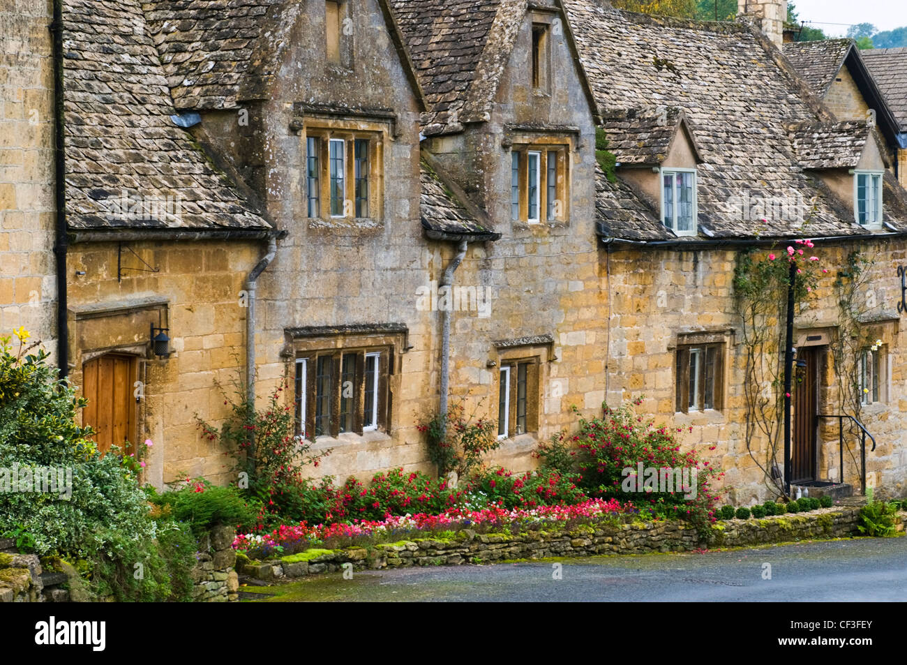 Blick auf eine Reihe von traditionellen Hütten in den Cotswolds. Stockfoto