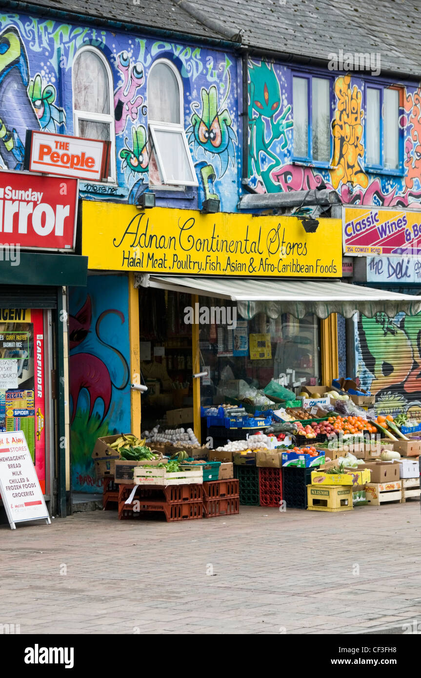 Bunte Graffiti über eine Reihe von Muli-ethnischen Geschäften in Cowley Road in Oxford. Stockfoto