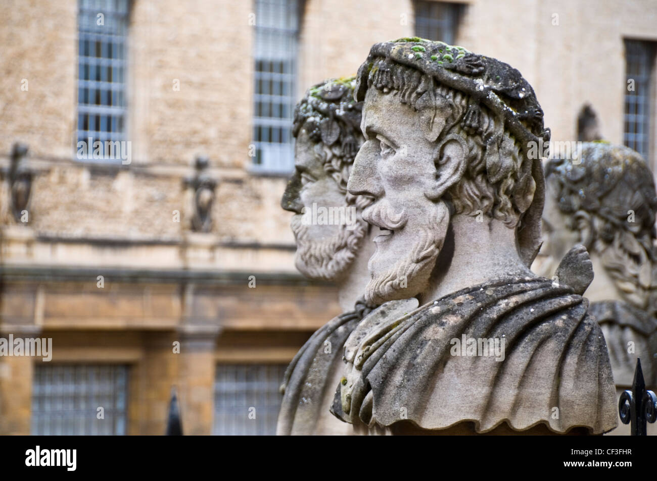 Nahaufnahme der Statuen außerhalb das Sheldonian Theatre in Oxford. Stockfoto