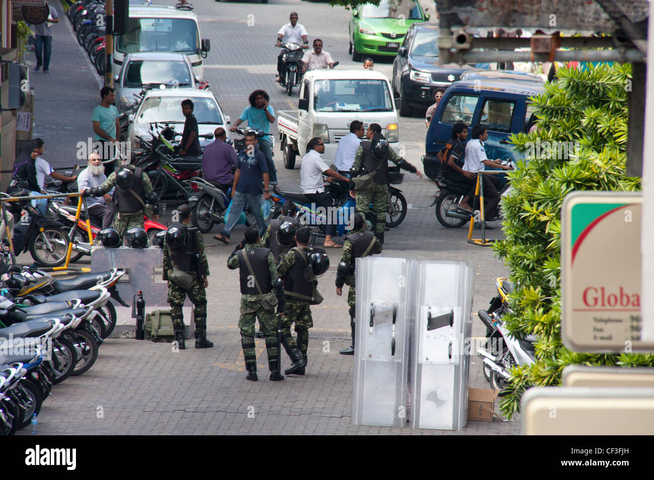 Belebte Straße Kreuzung blockiert von maledivischen Landesverteidigung in männlich, Malidves Stockfoto