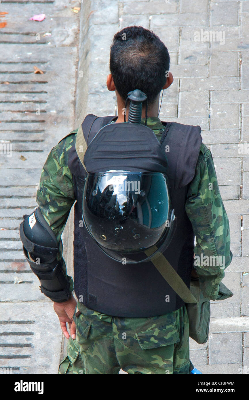 Reflexion der Straße auf den Helm des MDNF Bereitschaftspolizei Stockfoto