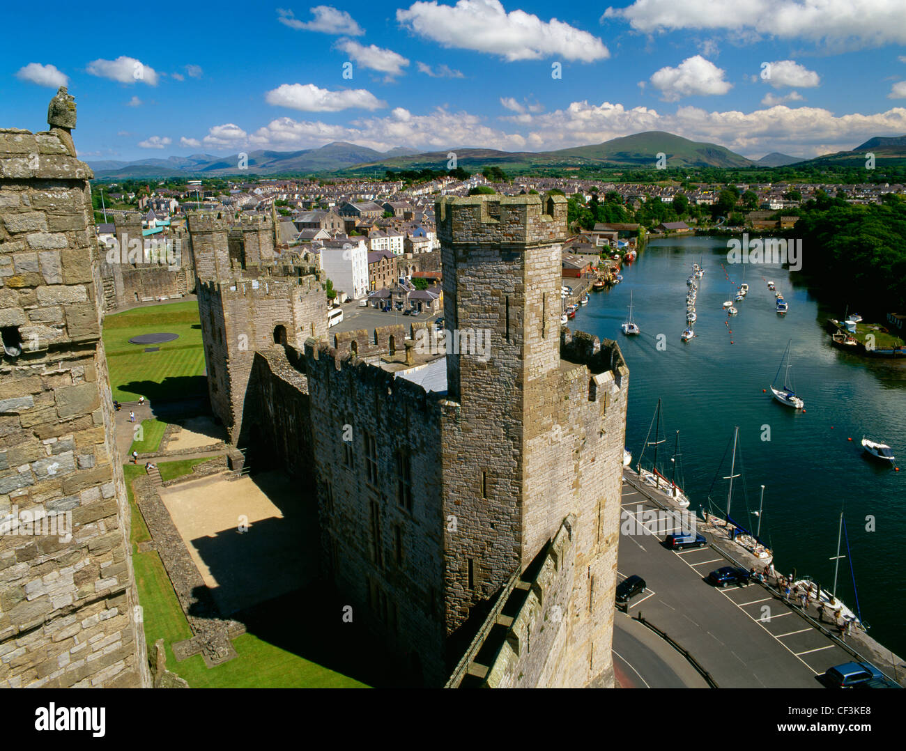 Auf der Suche nach Süd-Ost von der Eagle Tower von Caernarfon Castle über die Königin Turm, Schiefer Quay und der Fluss (Afon) Seiont towa Stockfoto
