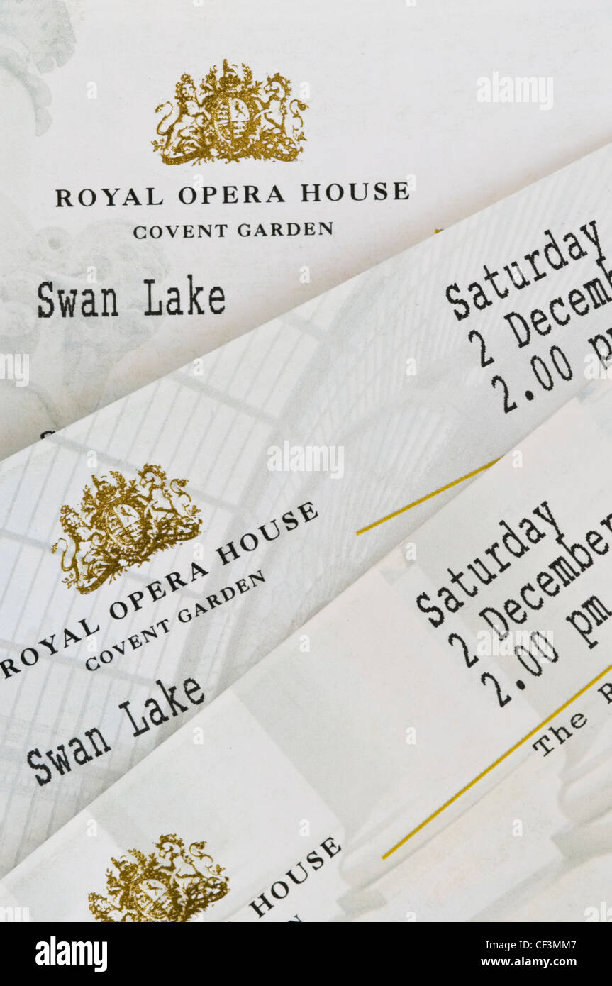Nahaufnahme von Tickets für eine Inszenierung von Schwanensee am Royal Opera House Covent Garden, London. Stockfoto