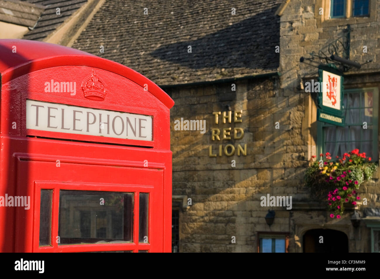 Eine traditionelle rote Telefonzelle außerhalb der Red Lion Pub in Chipping Camden. Stockfoto
