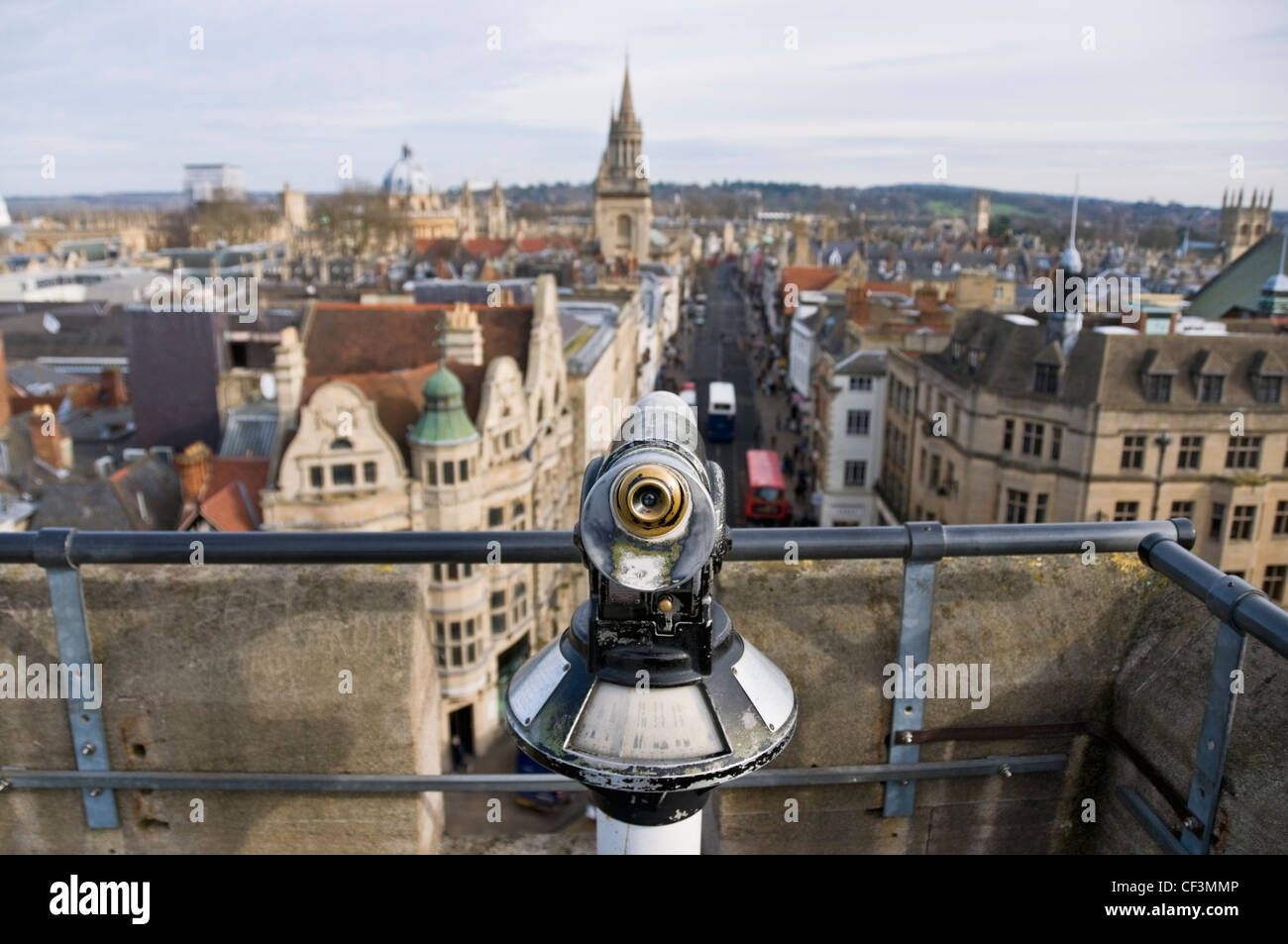 Blick entlang der Hauptstraße in Richtung All Saints Church, jetzt die Bibliothek des Lincoln College von Carfax Tower in Oxford. Stockfoto