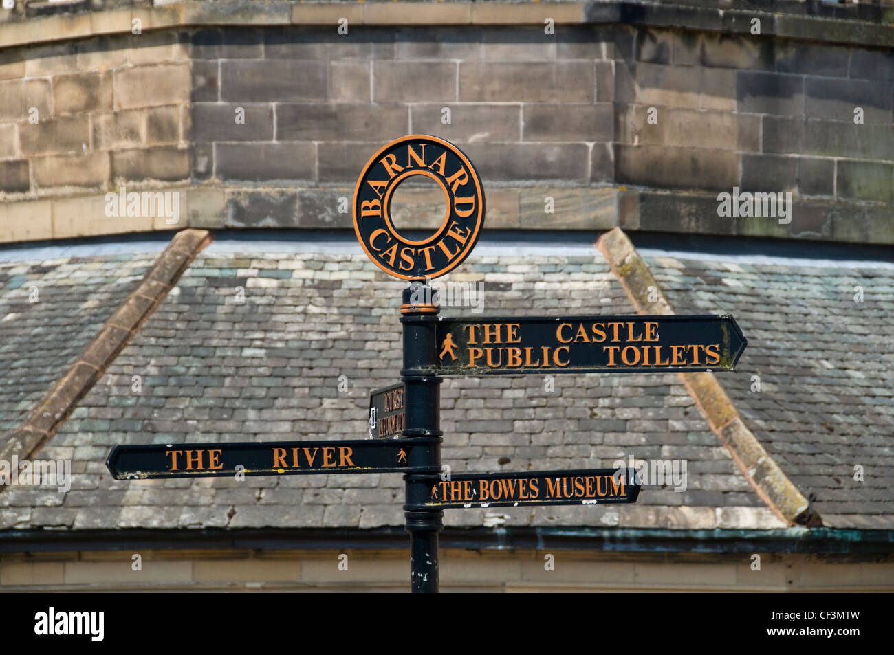 Ein gerichtetes Schild im Zentrum der historischen Altstadt von Barnard Castle. Stockfoto