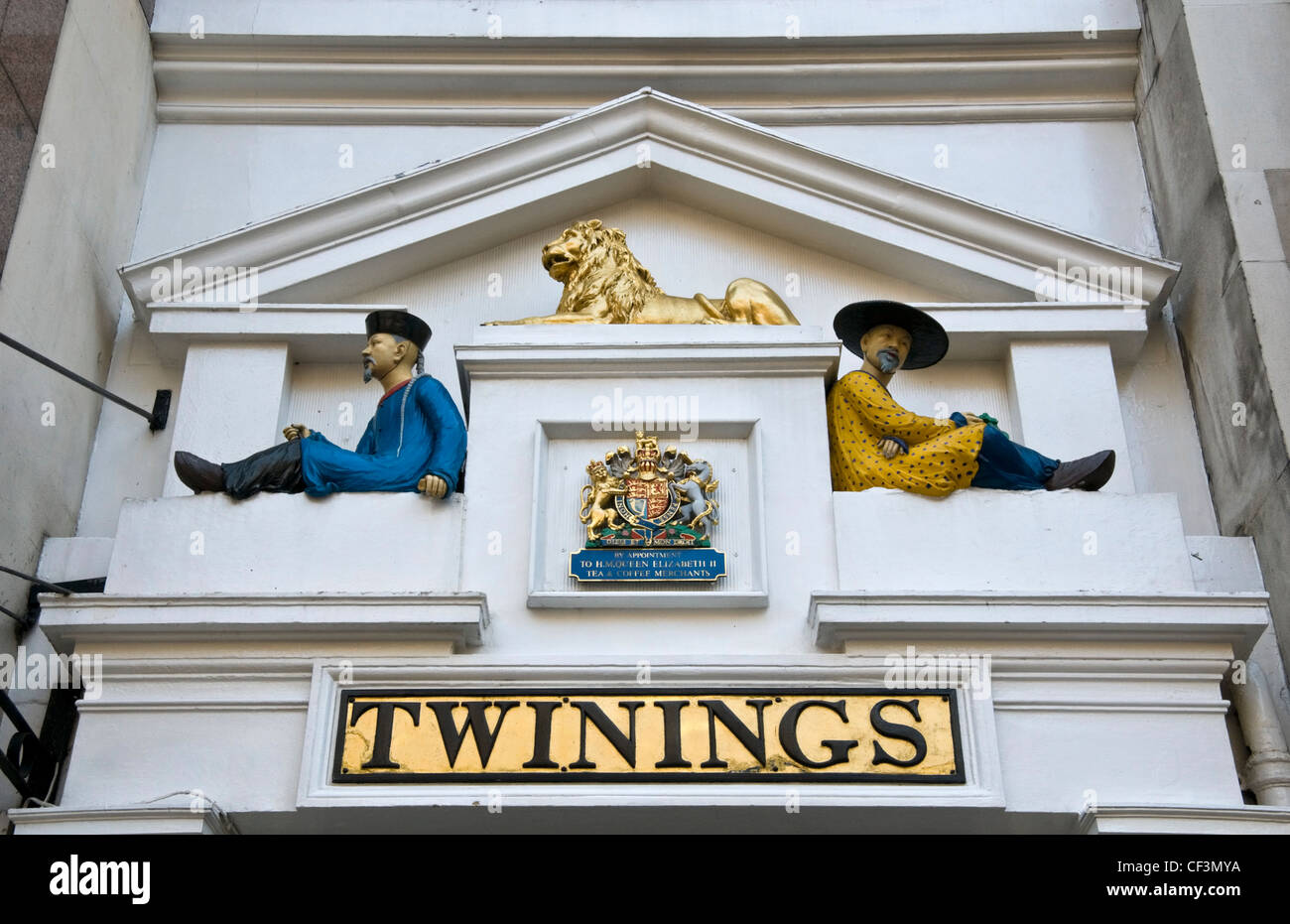 Zwei asiatische Figuren und einen goldenen Löwen über dem Eingang zum berühmten Twinings Tee Shop, noch an seinem ursprünglichen Standort am Strand Stockfoto