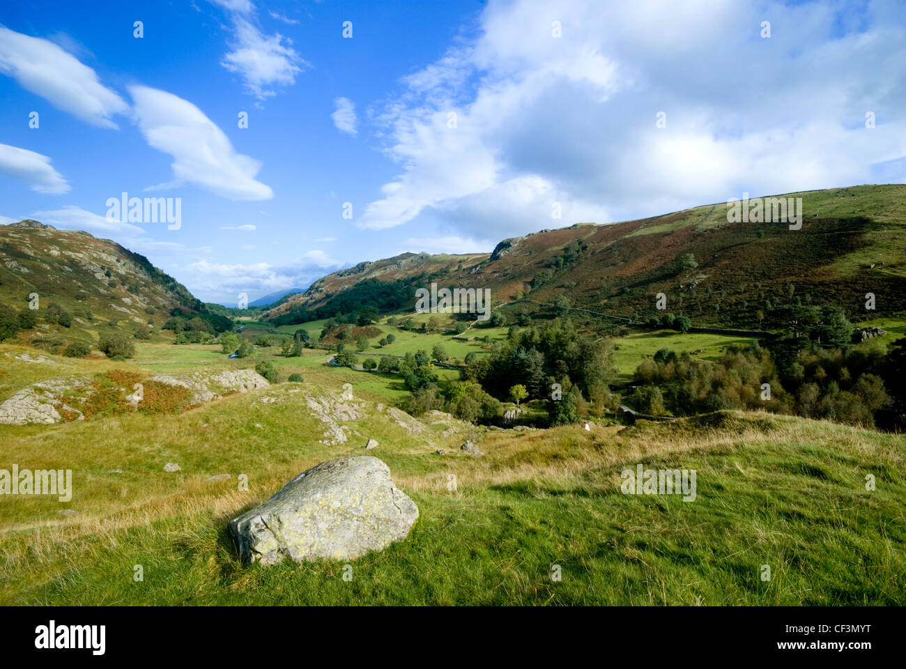 Ein Blick von oben Watendlath Tarn bergab in Richtung Derwent Water und Katze Glocken. Stockfoto