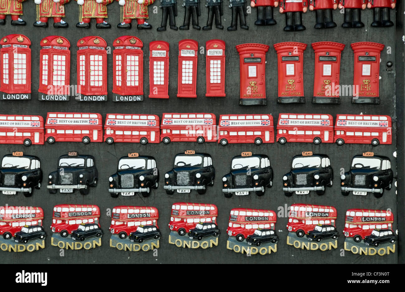 Eine Auswahl an London Souvenirs zum Verkauf im Westend von London. Stockfoto