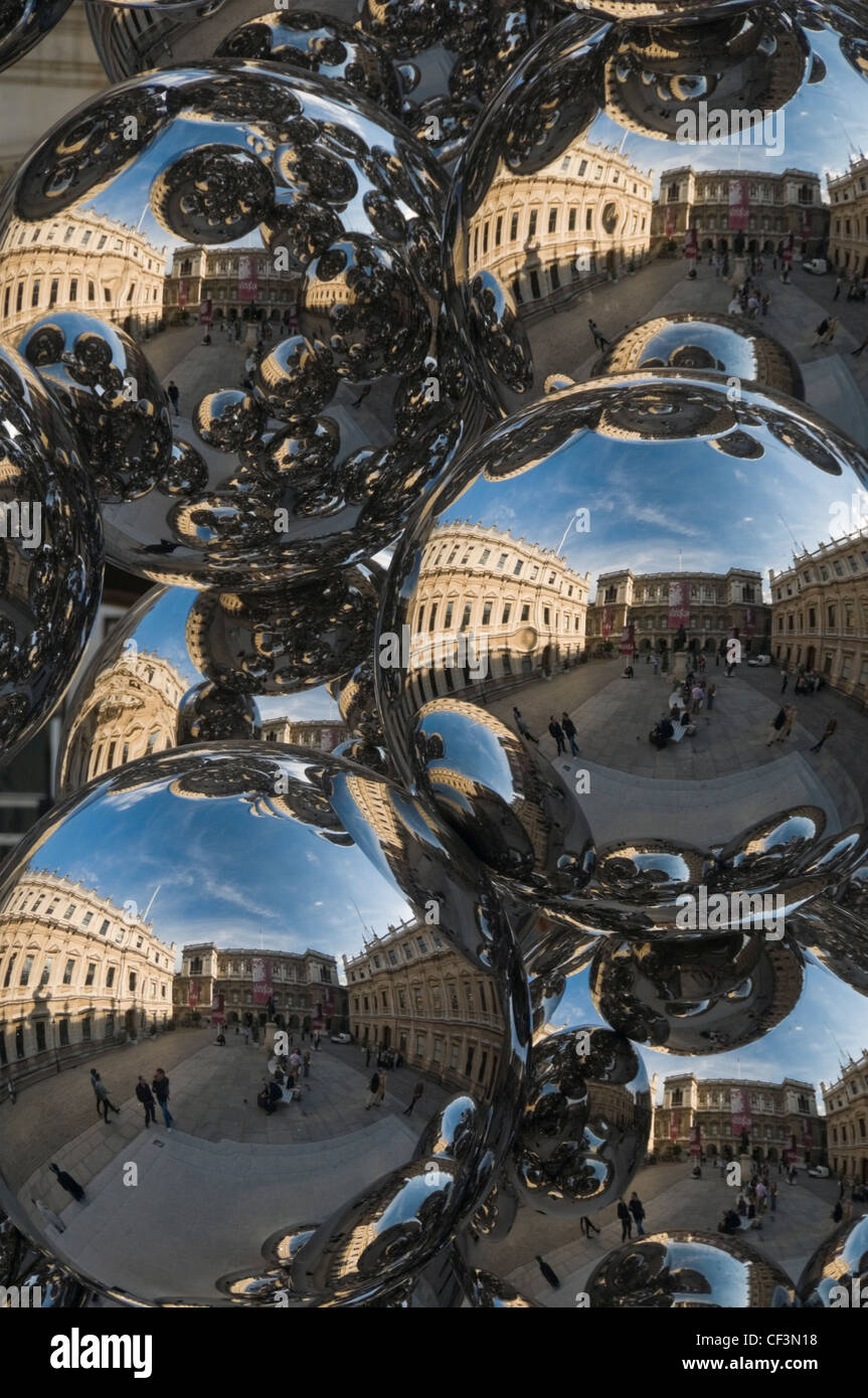 Reflexionen von den Royal Academy Hof Anish ist "Baum und das Auge" Skulptur, eine Anordnung von 76 glänzende Kugeln Stockfoto