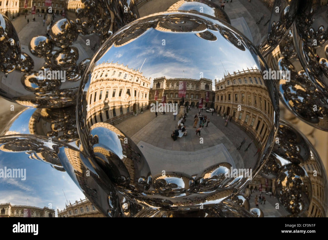 Reflexionen von den Royal Academy Hof Anish ist "Baum und das Auge" Skulptur, eine Anordnung von 76 glänzende Kugeln Stockfoto