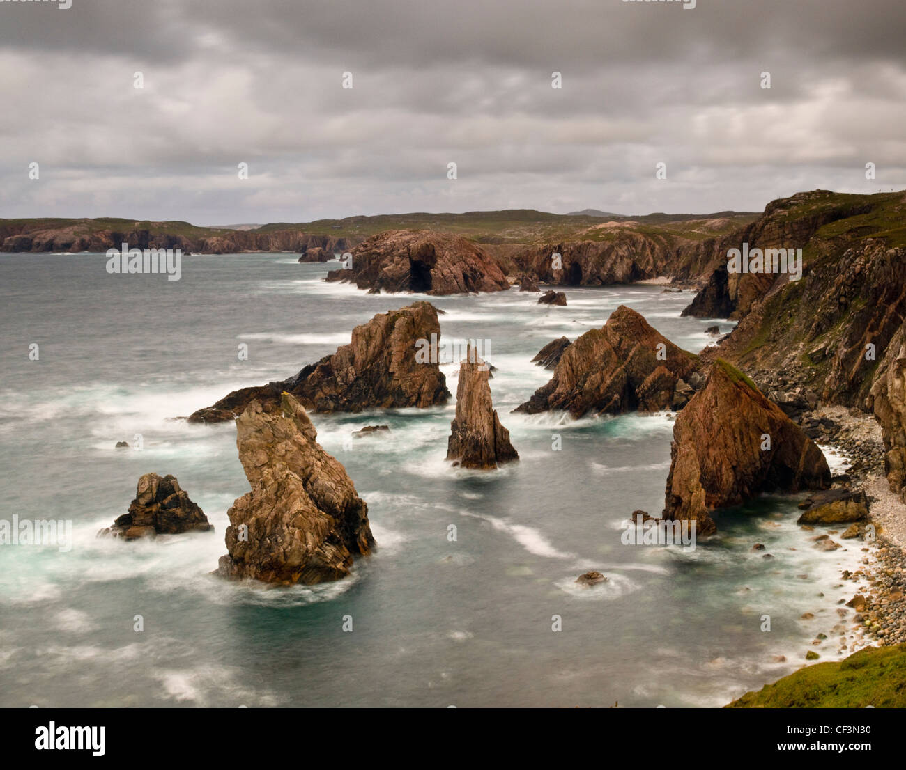Meer-Stacks vor der westlichen Küste der Isle of Lewis in Schottland. Stockfoto