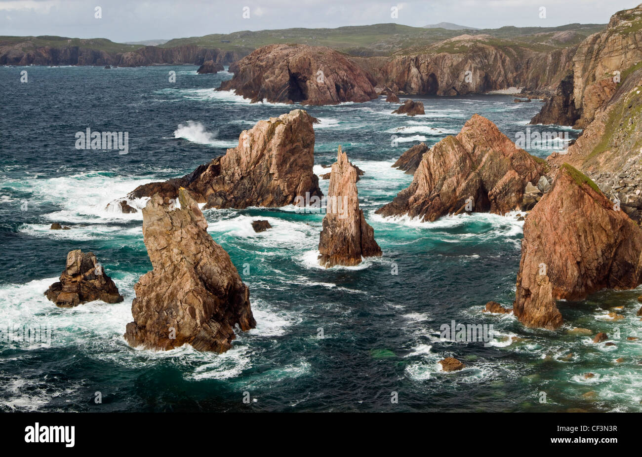 Meer-Stacks vor der westlichen Küste der Isle of Lewis in Schottland. Stockfoto