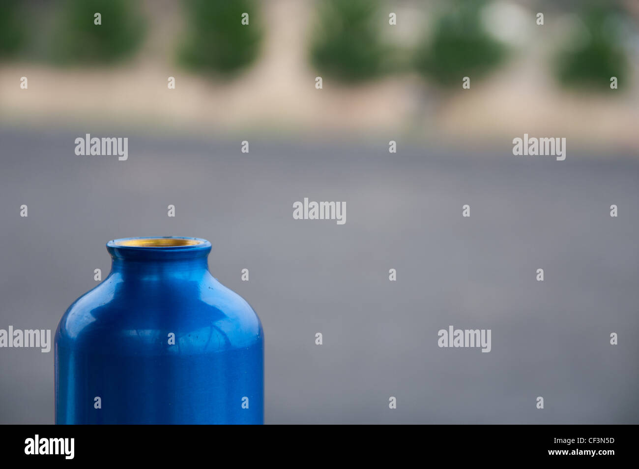 Blaue Trinkflasche Stockfoto