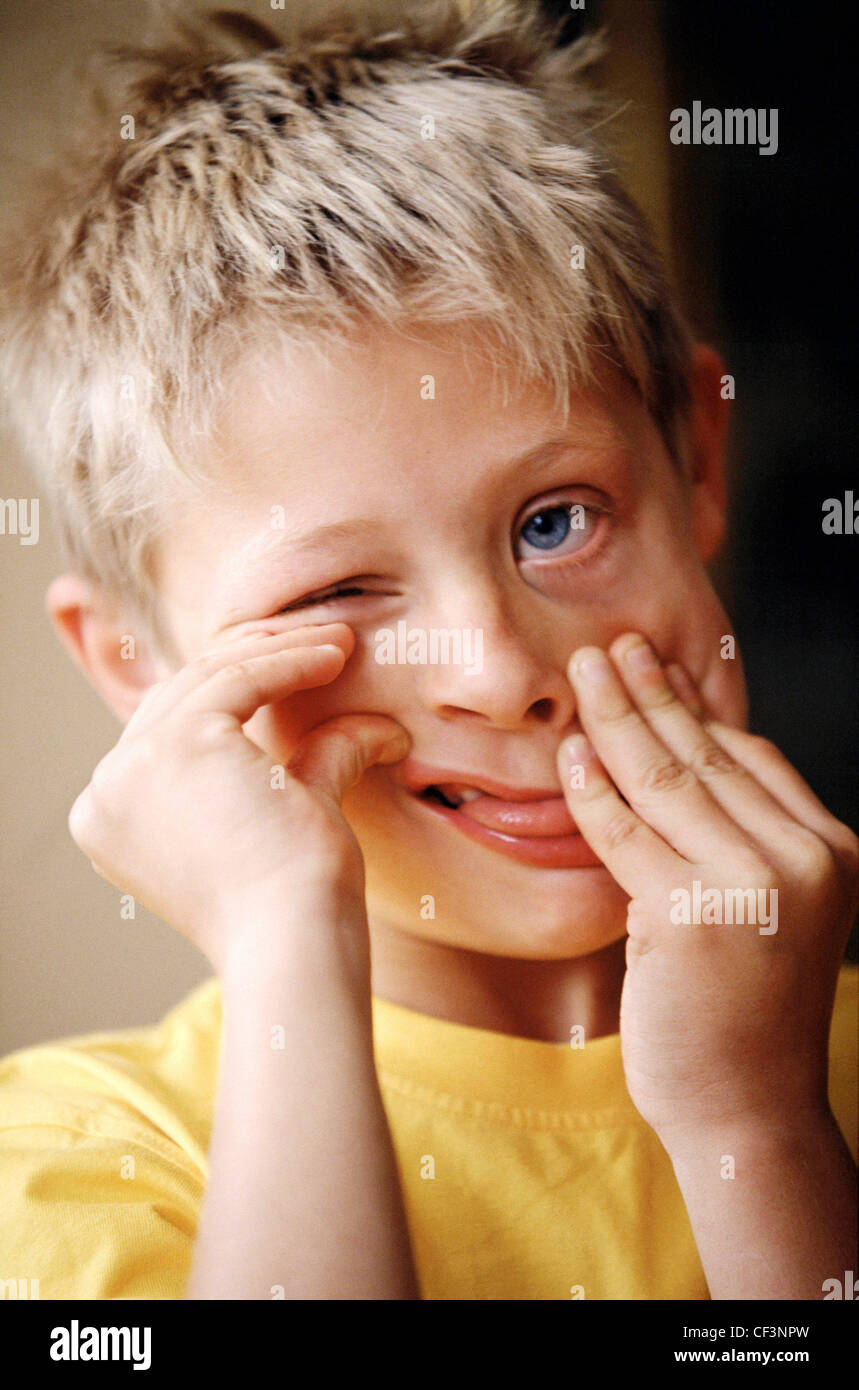 Männliches Kind blonde stacheligen Haaren tragen gelbe und grüne t