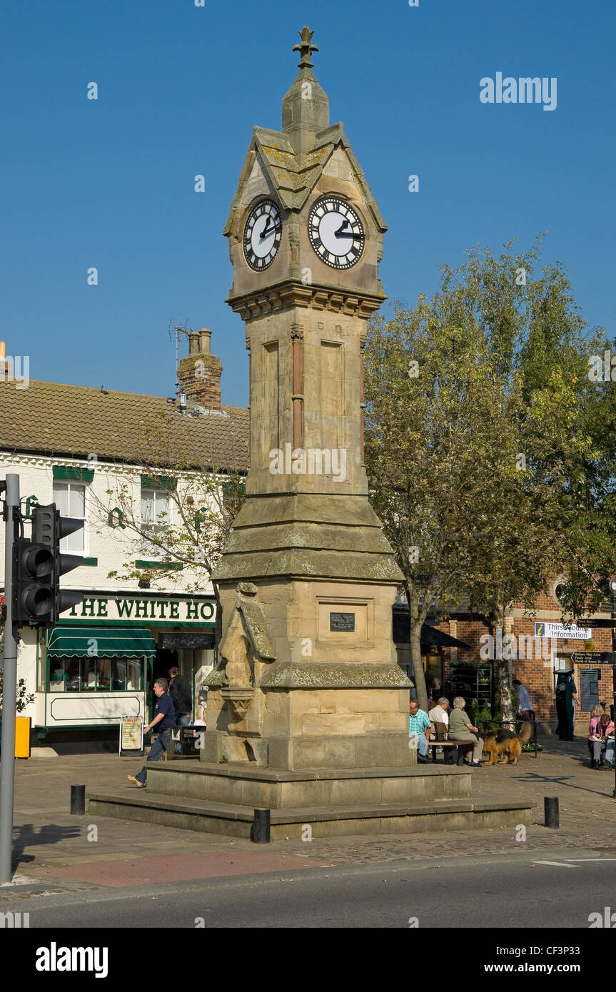 Uhrturm in Thirsk Marktplatz erbaut 1896 zum Gedenken an die Hochzeit des Duke of York, später zu König George V Stockfoto