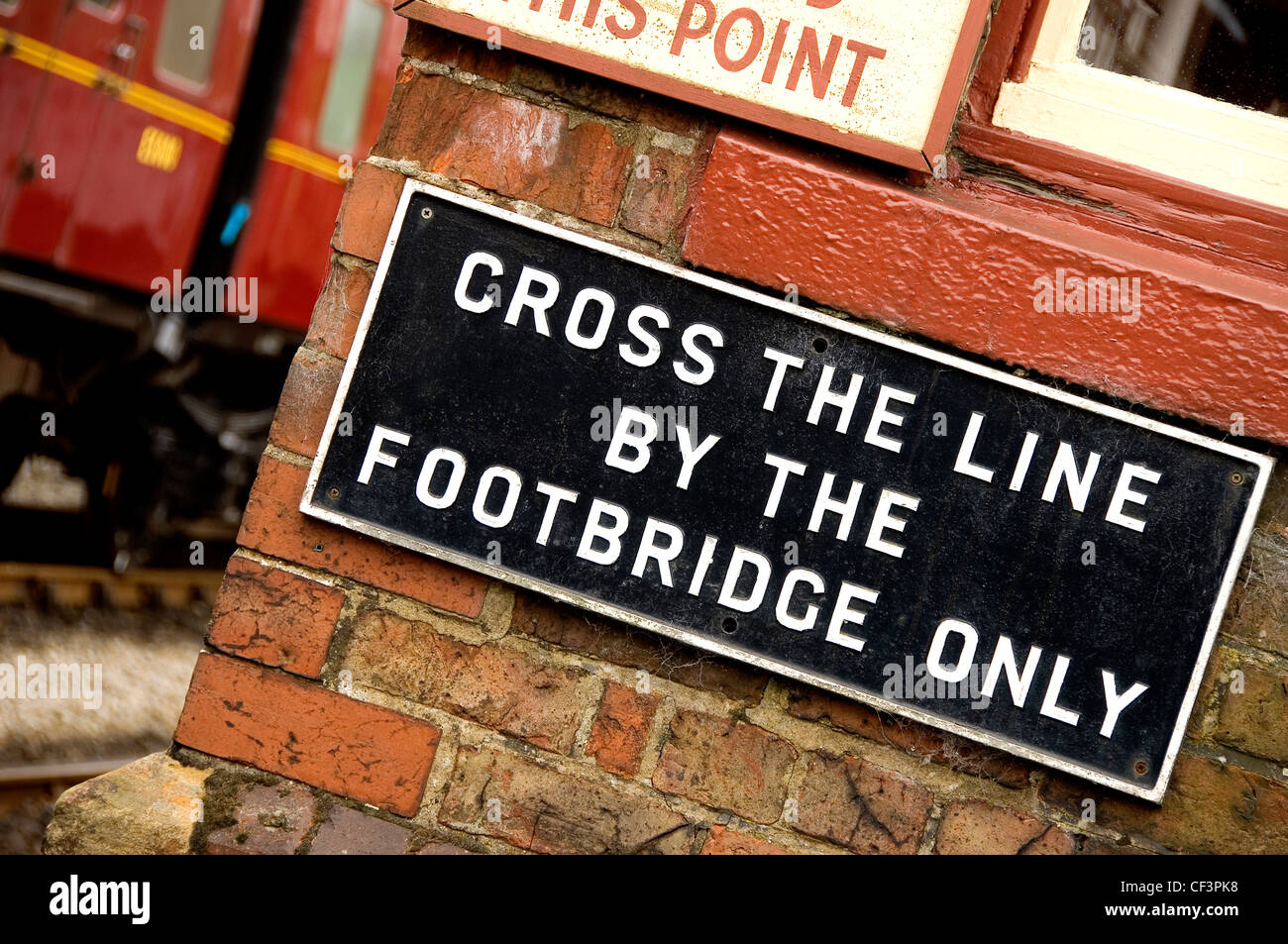 "CROSS THE LINE von der FUßGÄNGERBRÜCKE, nur" Zeichen auf einem Stellwerk auf der North York Moors Railway in Goathland, eine Station und junctio Stockfoto