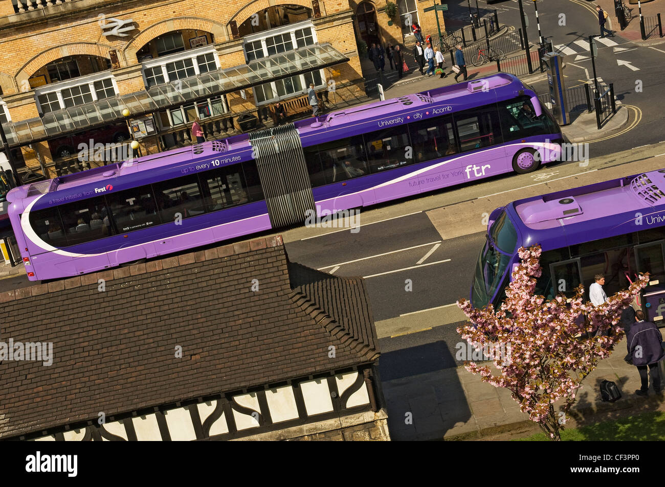 Ersten York FTR Busse vorbei York Bahnhof. Stockfoto